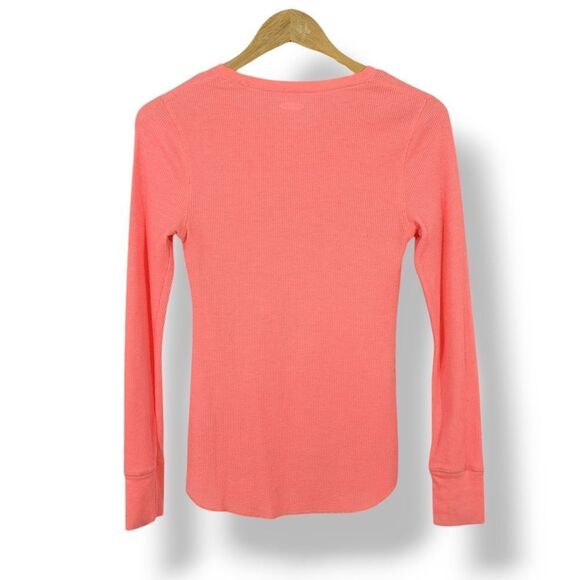 Old Navy Slim-Fit Holiday Flamingo Sleigh Graphic Thermal Knit Top Size Small - Picture 4 of 13